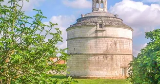 Pigeonnier de Montierneuf • Le Pigeonnier de Montierneuf à Saint-Agnant